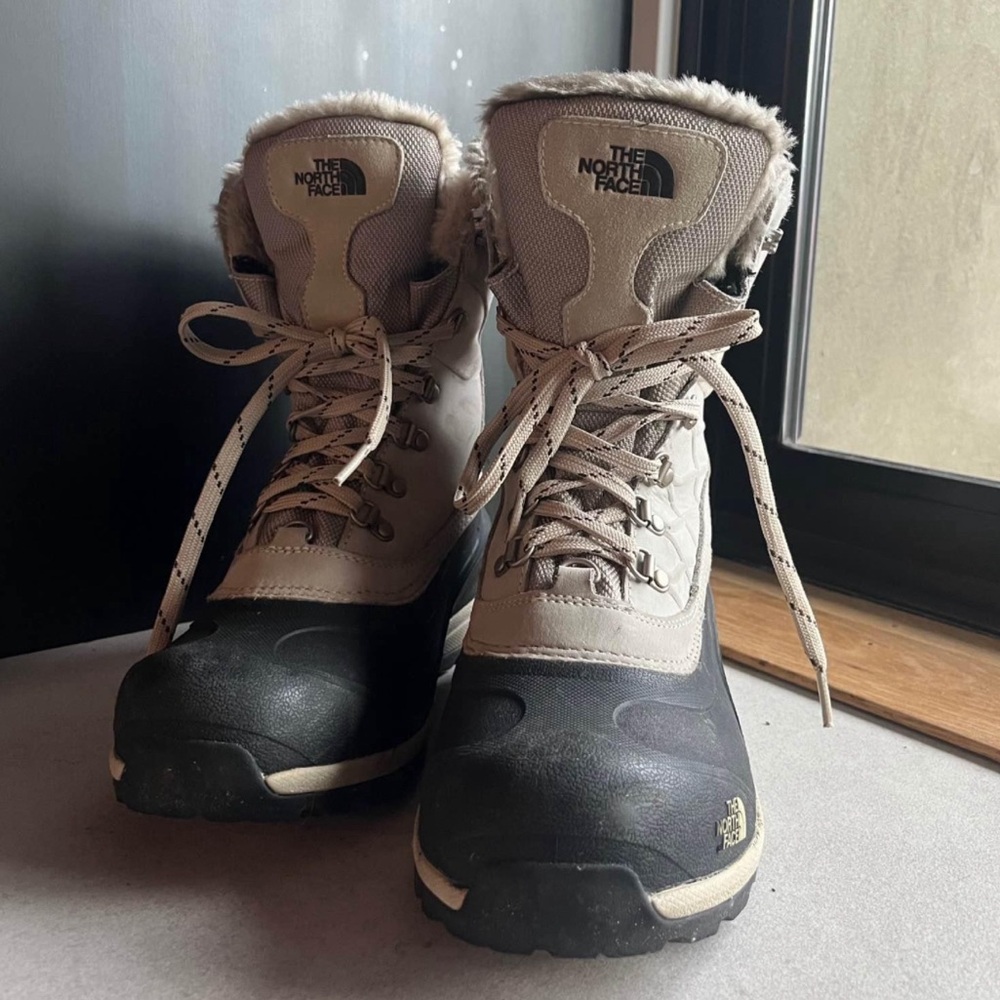 The North Face: CHILKAT 400 Primaloft Waterproof Winter Boots W10